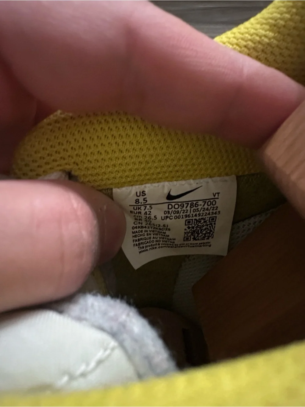 Nike Yellow & White Low-Top Sneakers with Black Accents - Picture 4 of 4